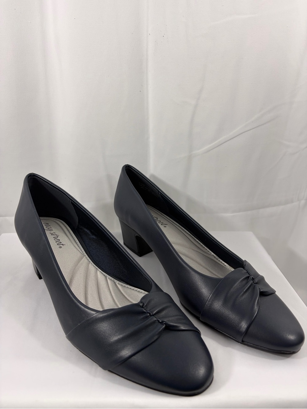 NWT Easy Street Women's Size 11 Navy Blue Low Heel Pumps